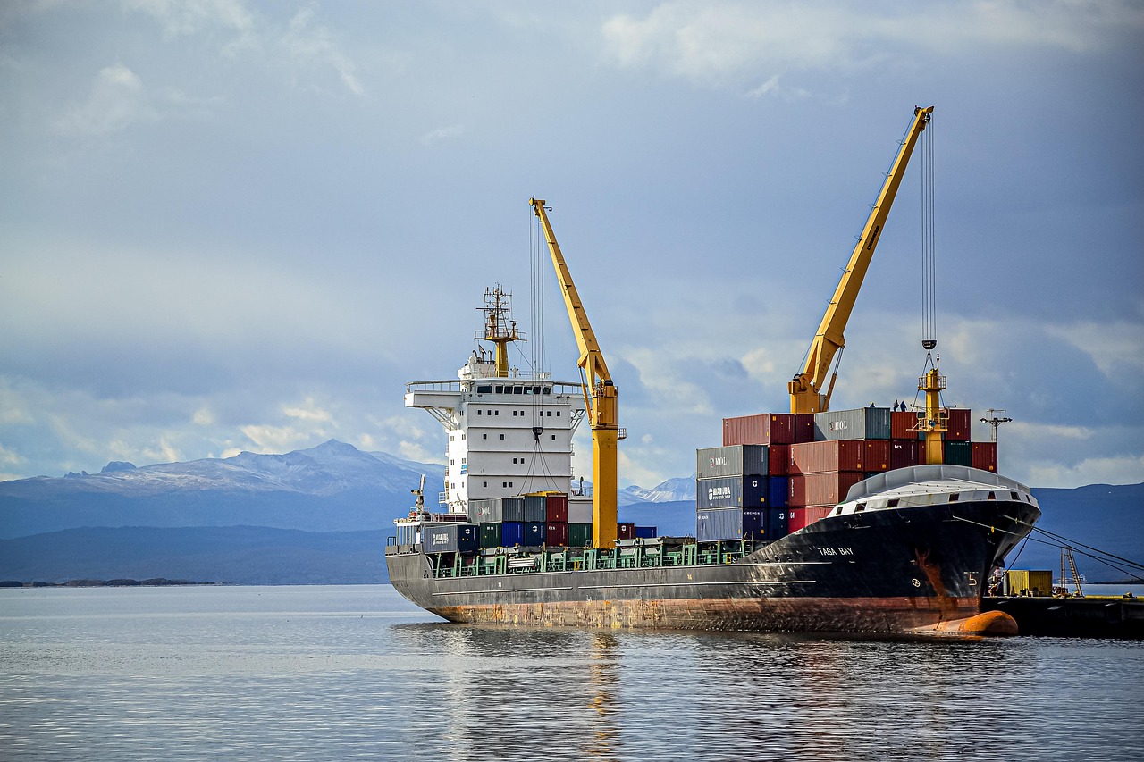 Kadekraan die een vrachtschip laadt