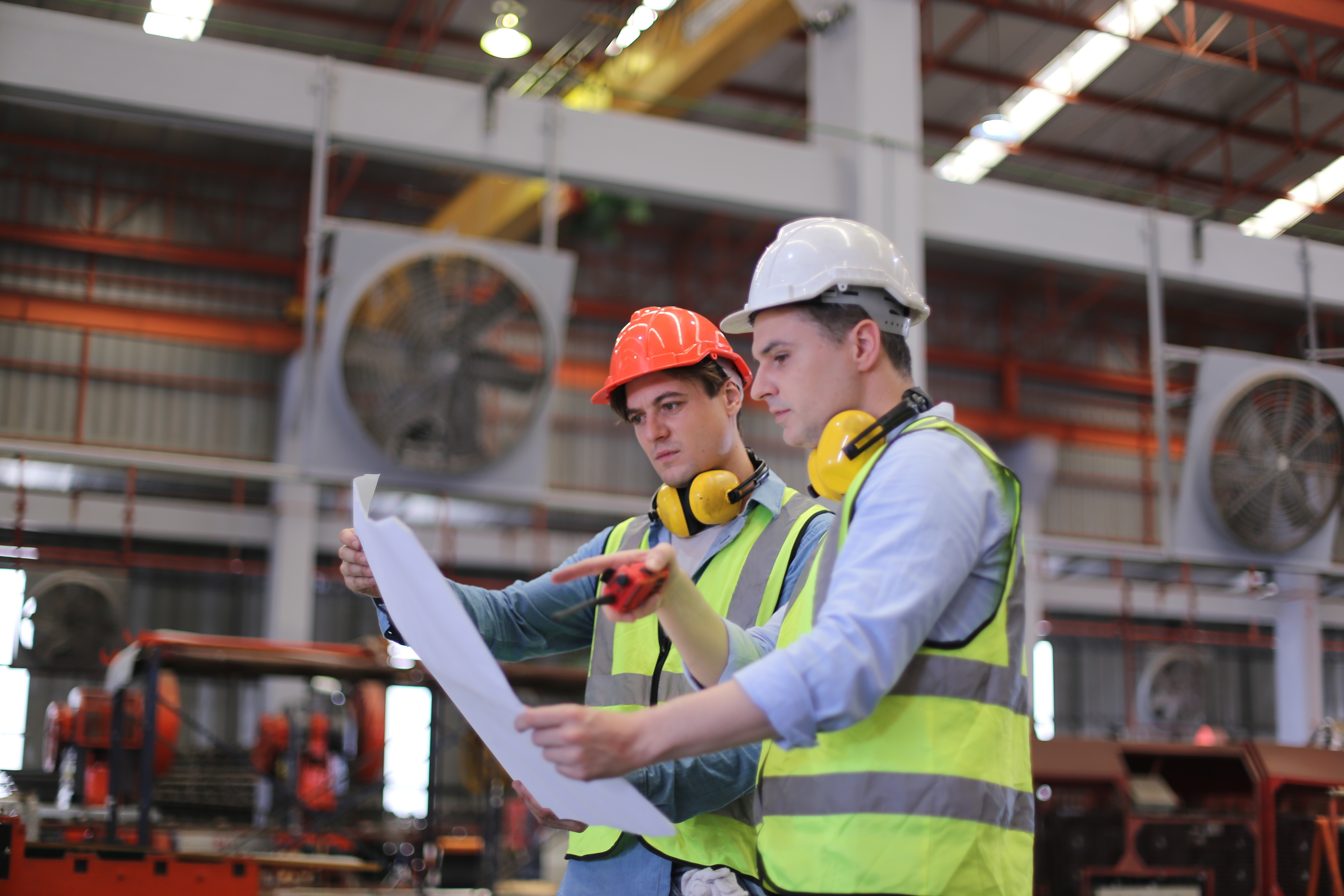 Terminalmedewerker in veiligheidsuitrusting