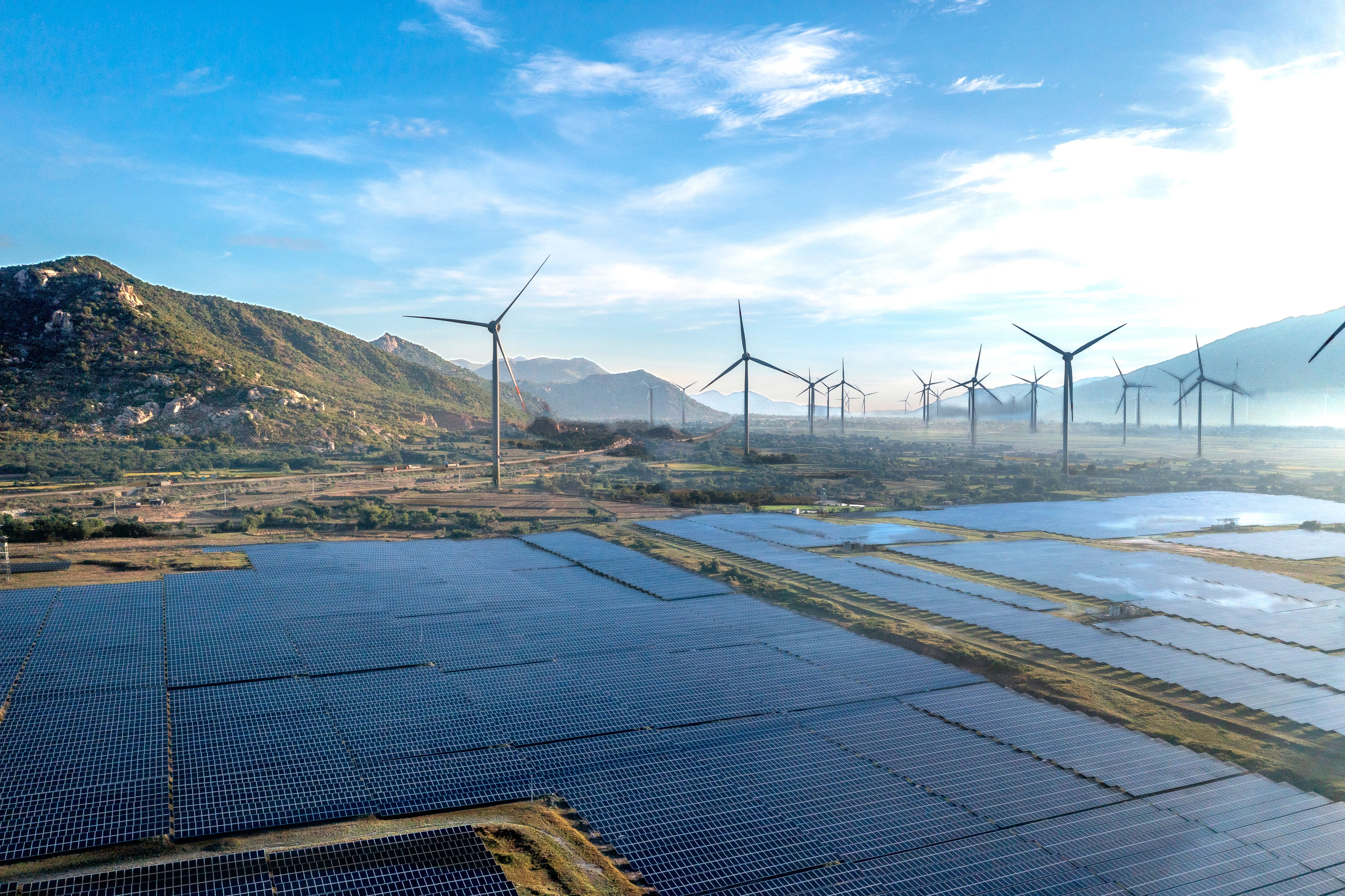 Zonnepanelen en windturbines bij een energie-installatie