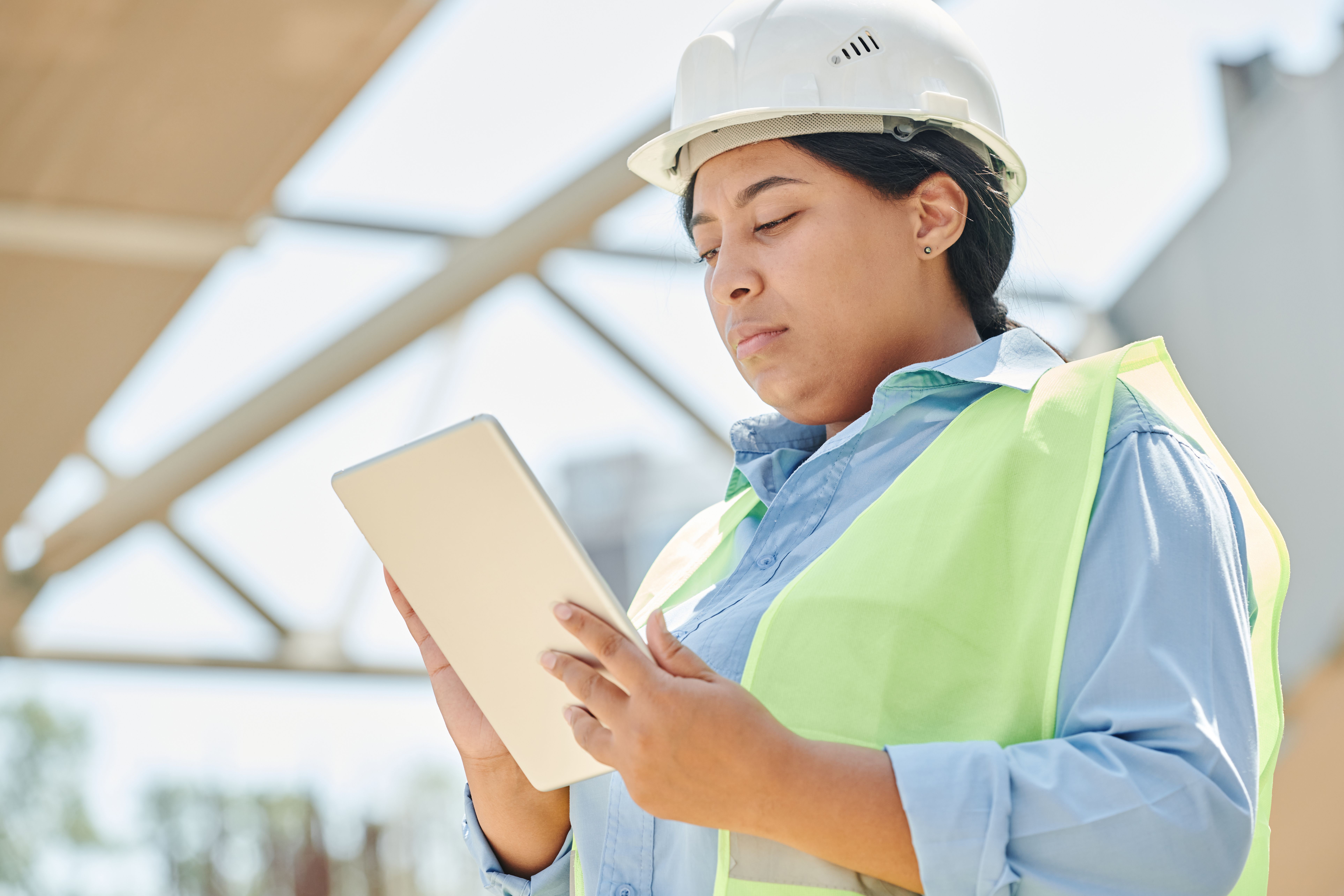 Technicus gebruikt een tablet op locatie