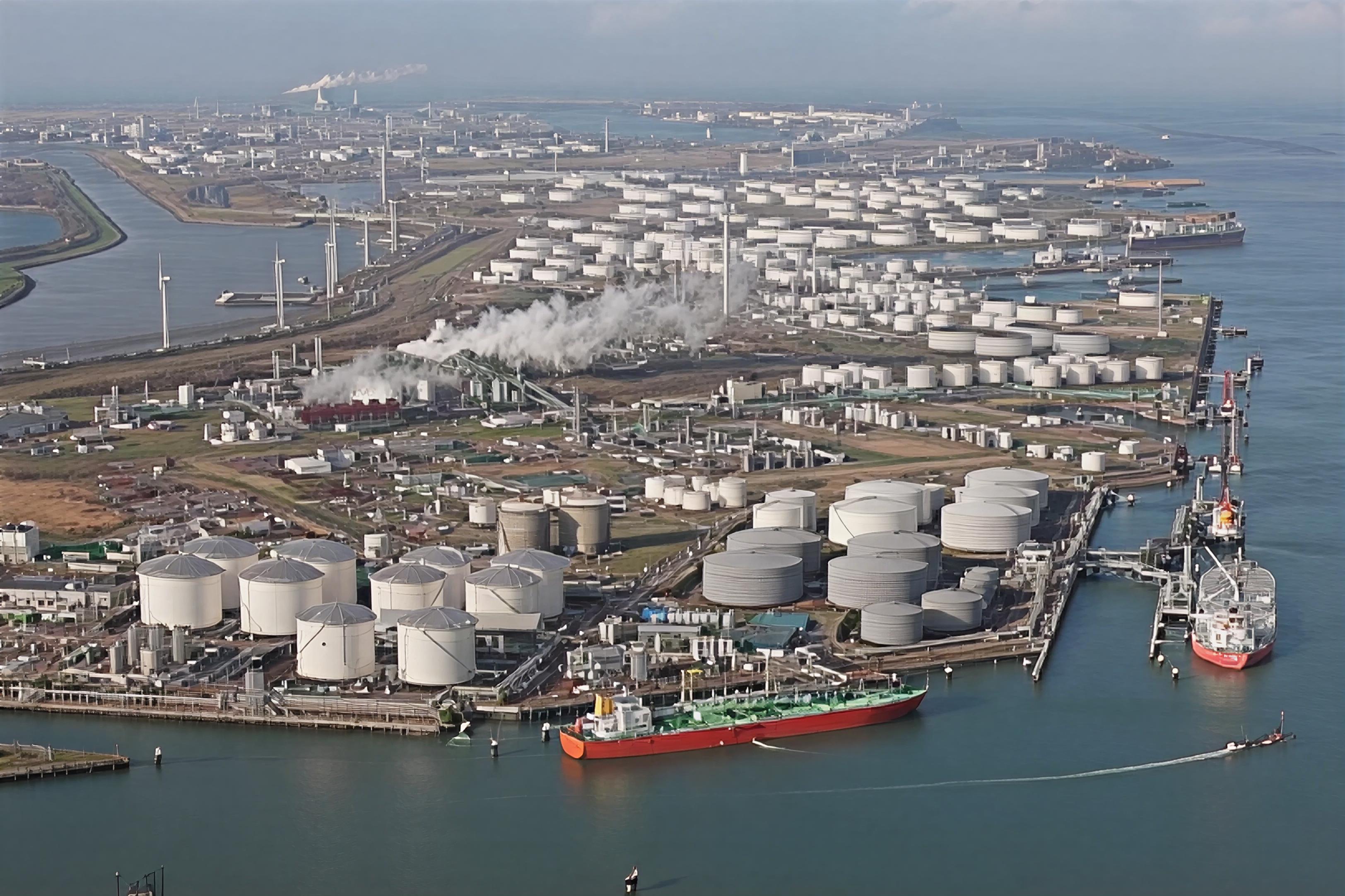 Rotterdamse waterkant met scheepvaartverkeer op de rivier
